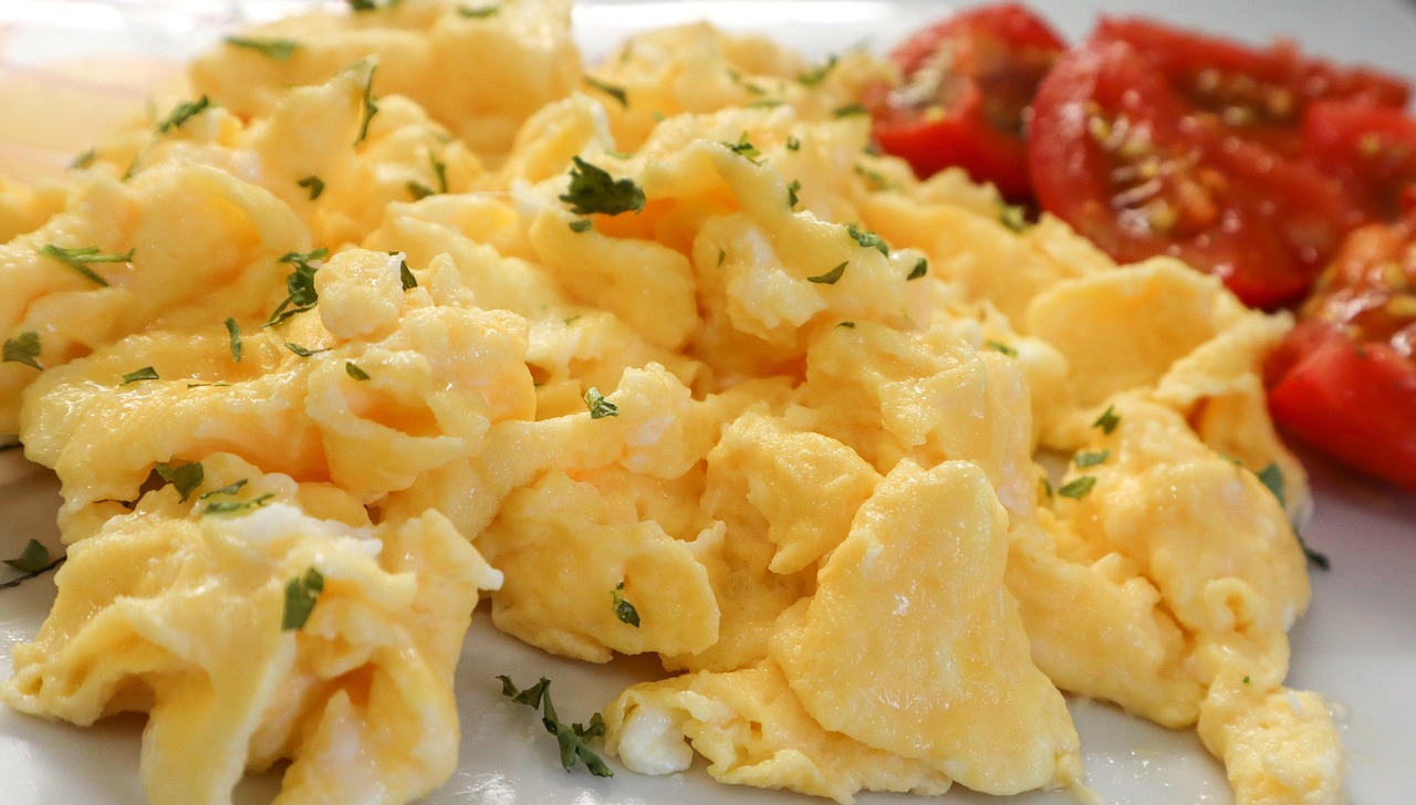 Oeuf brouillés avec des tomates