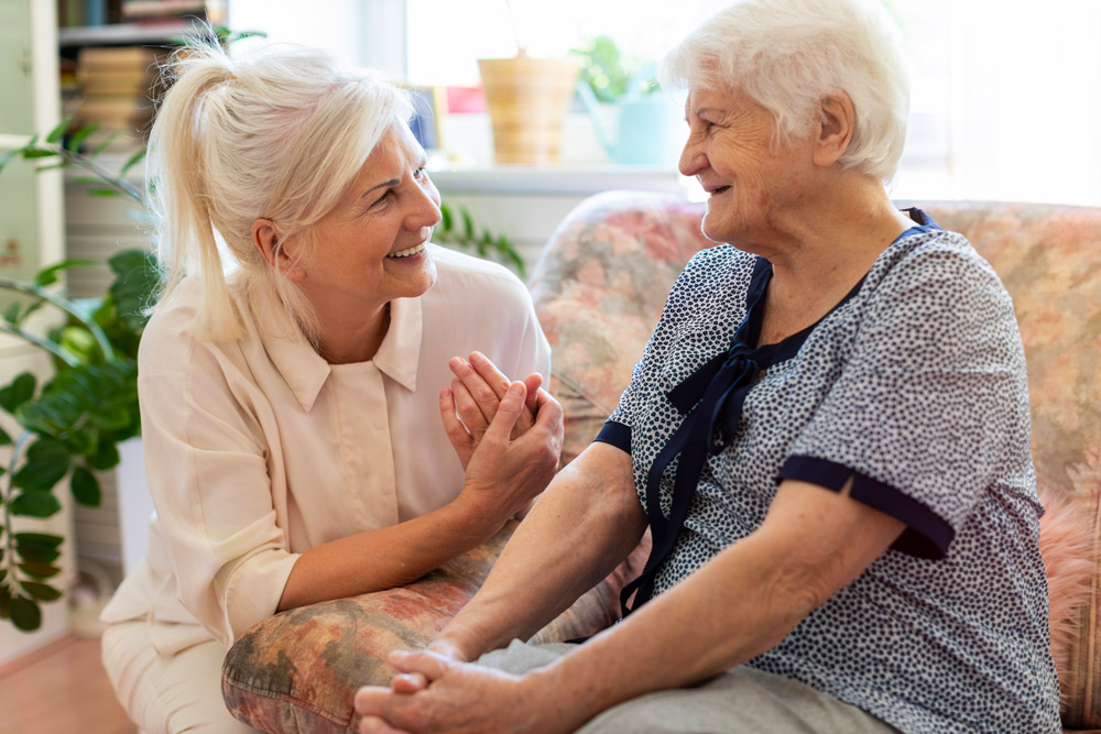 Deux femme souriante qui discute