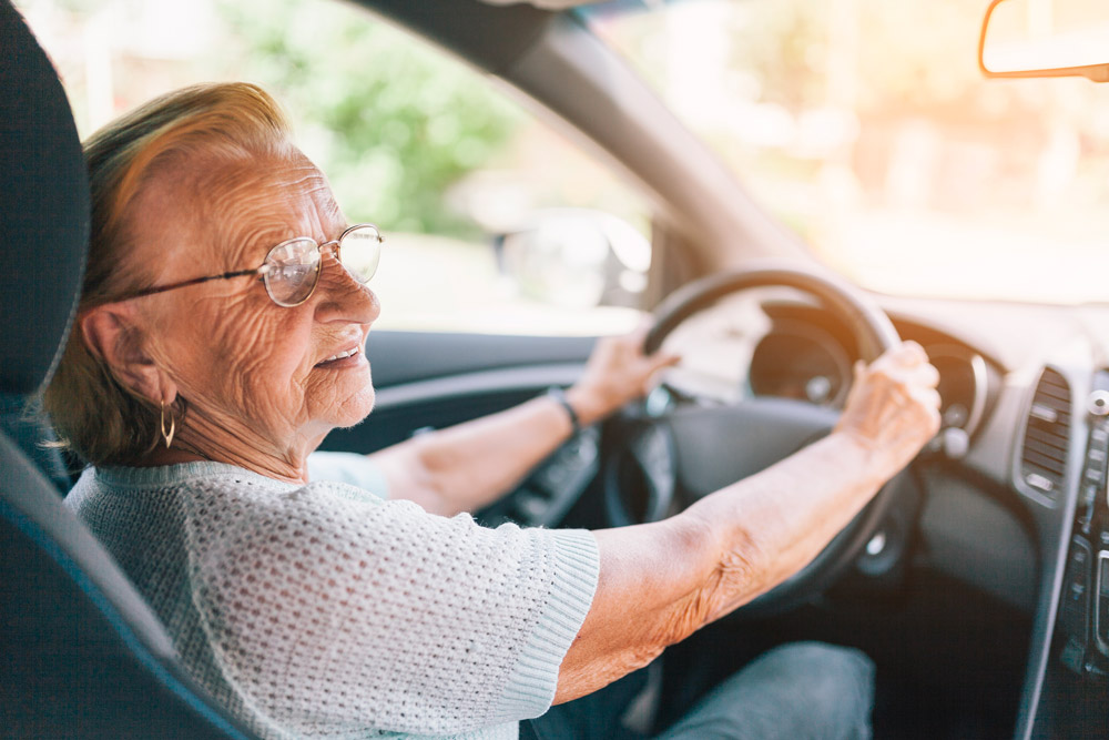 Femme ainée au volant d'une voiture