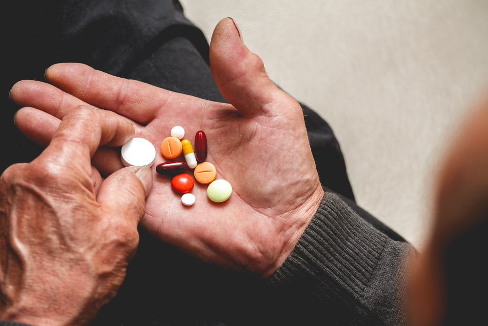 Plusieurs médicament dans la main d'une personne