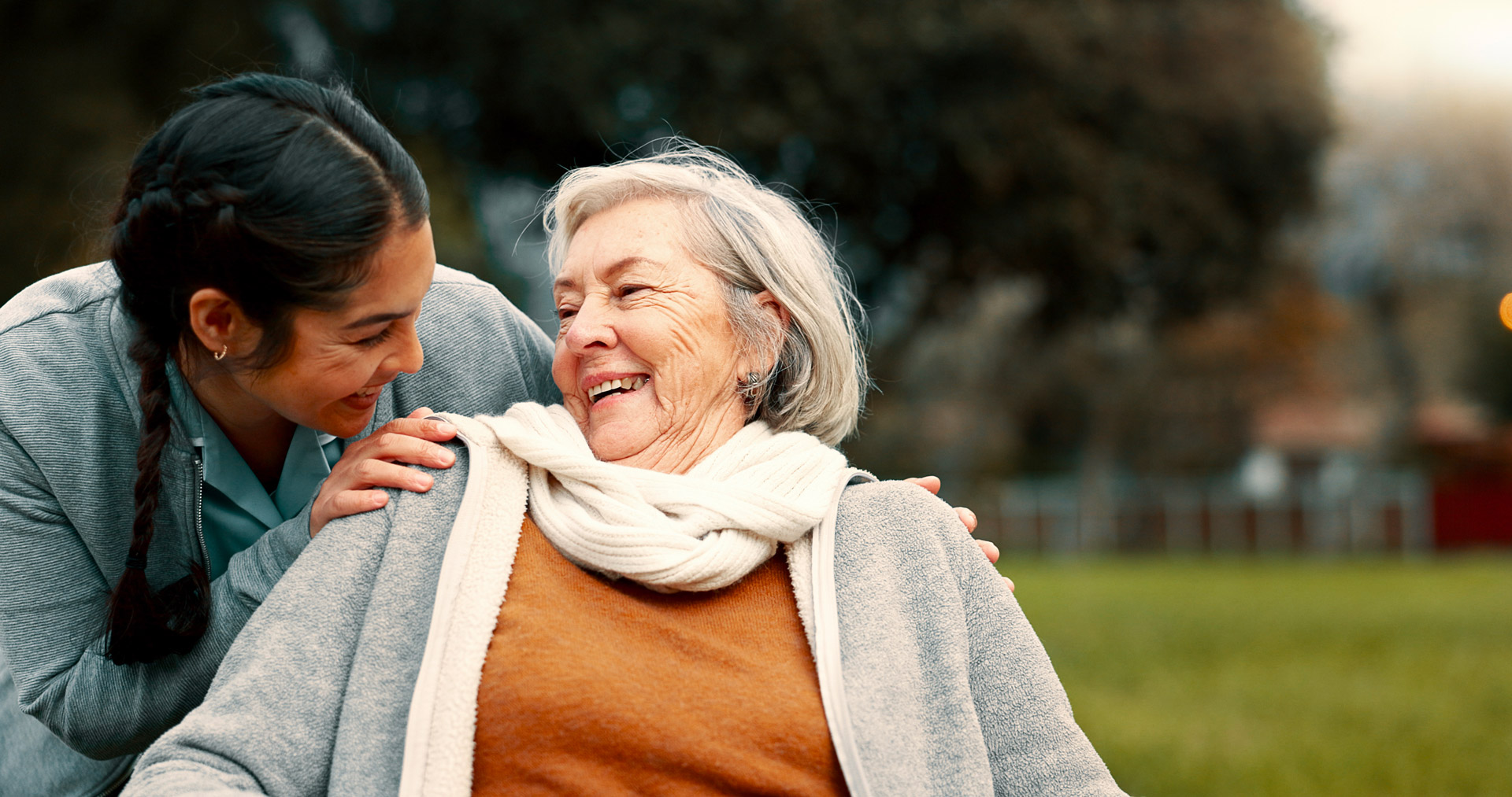 Deux femme souriante dans un parc.