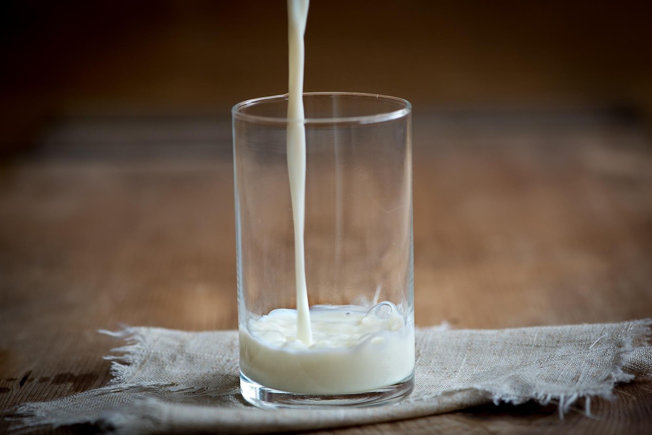 Remplissage d'un verre de lait