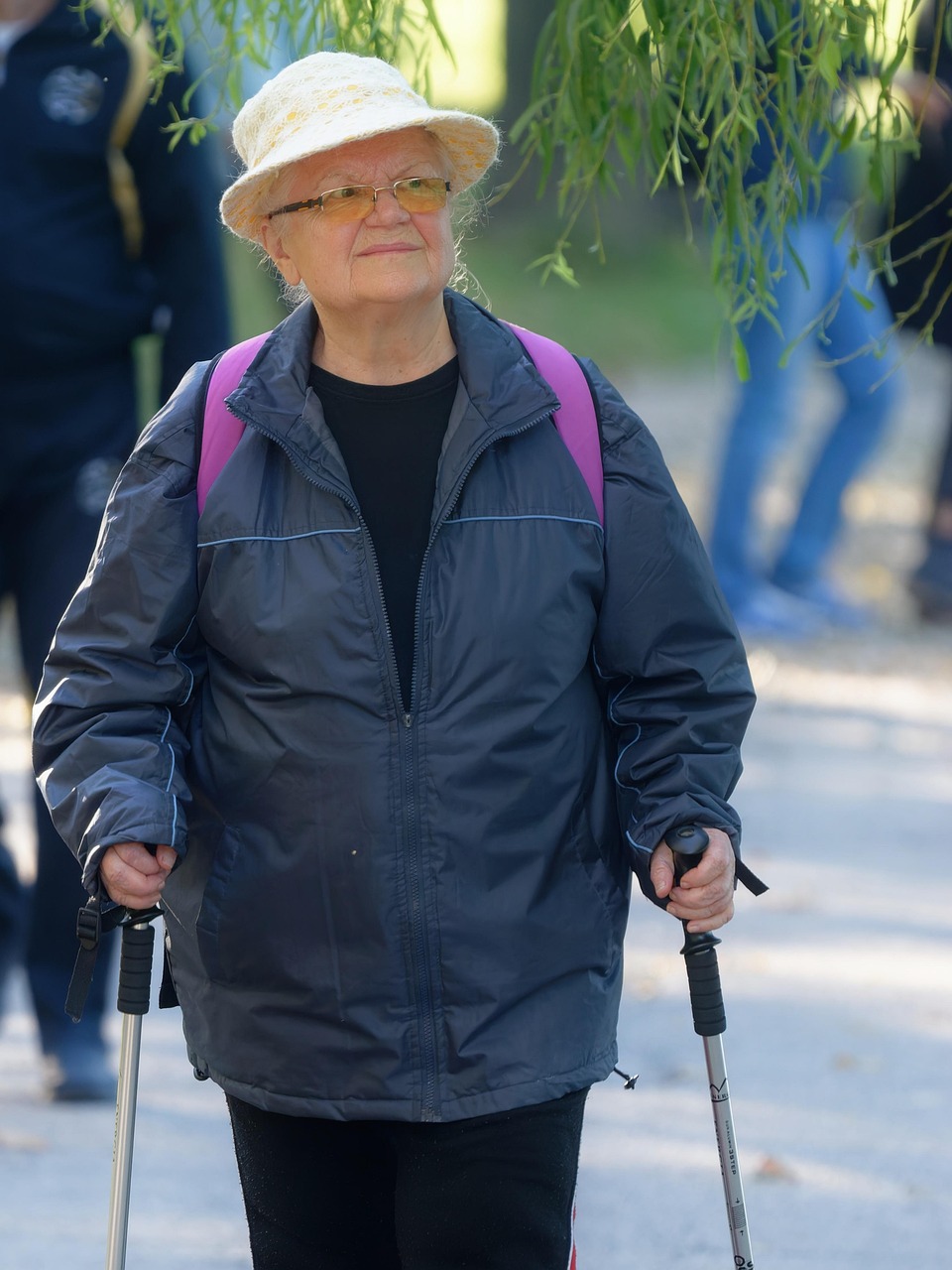Femme agée qui marche à l'extérieur