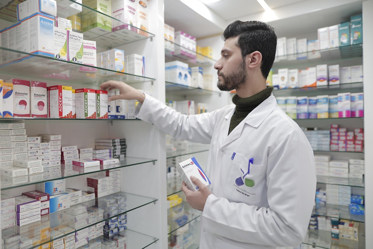 Pharmacien qui recherche un produit en pharmacie