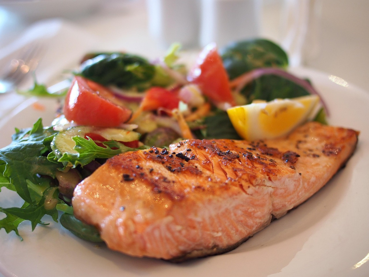 Filet de saumon abec une salade verte tomate concombre