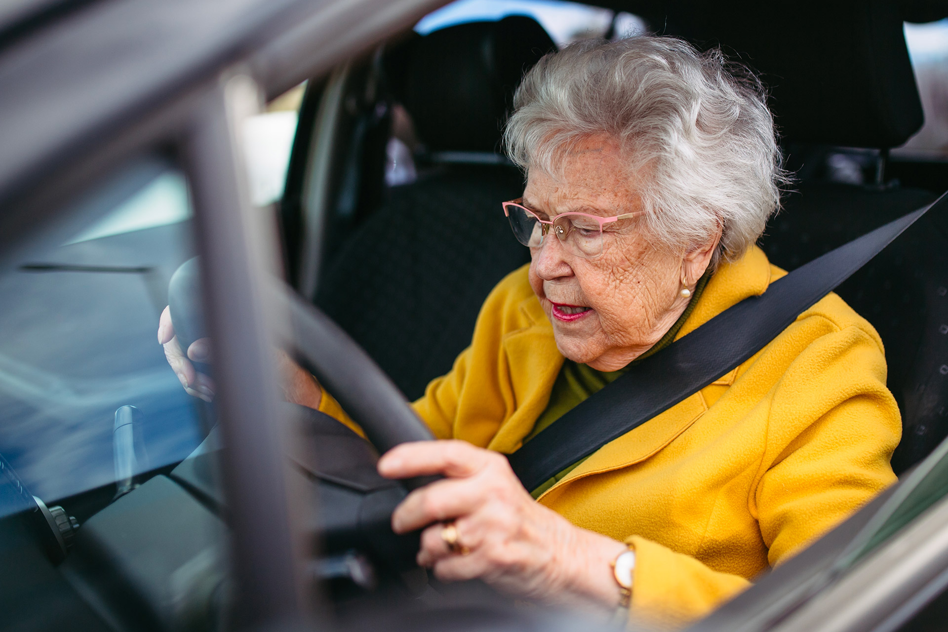 Femme âgé au volant d'un véhicule