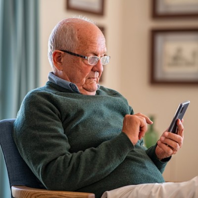 Homme âgé sur son téléphone cellullaire