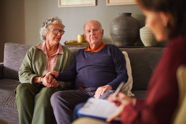 Couple aîné qui discute avec un professionnel